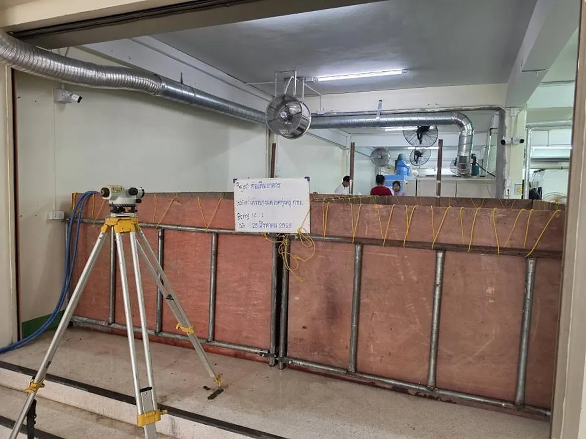 บ่อขังน้ำผนังไม้อัดและกล้องระดับอัตโนมัติบนขาตั้ง งาน Floor Load Test พื้นอาคาร 2 ชั้นก่อนดัดแปลง เขตทุ่งครุ กรุงเทพฯ