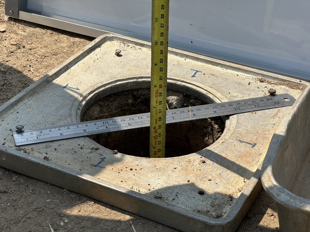 ภาพระยะใกล้หลุมทดสอบ Field Density Test ที่ขุดผ่านช่องแผ่นฐานเหล็ก แสดงการวัดขนาดหลุมด้วยตลับเมตรและไม้บรรทัดเหล็ก