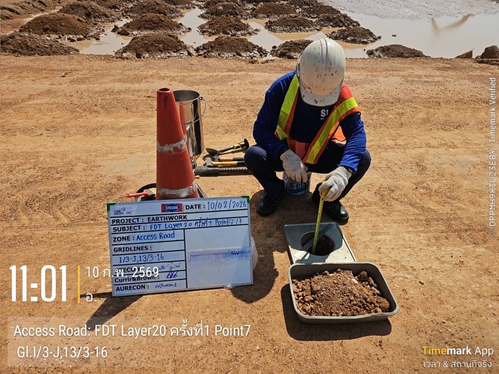 เจ้าหน้าที่วัดความลึกหลุมทดสอบ Field Density Test ด้วยตลับเมตรเพื่อยืนยันว่าทดสอบเต็มความหนาชั้นบดอัด