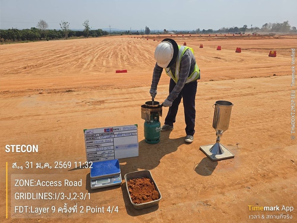 เจ้าหน้าที่อบตัวอย่างดินหาความชื้นที่หน้างานระหว่างทดสอบ Field Density Test