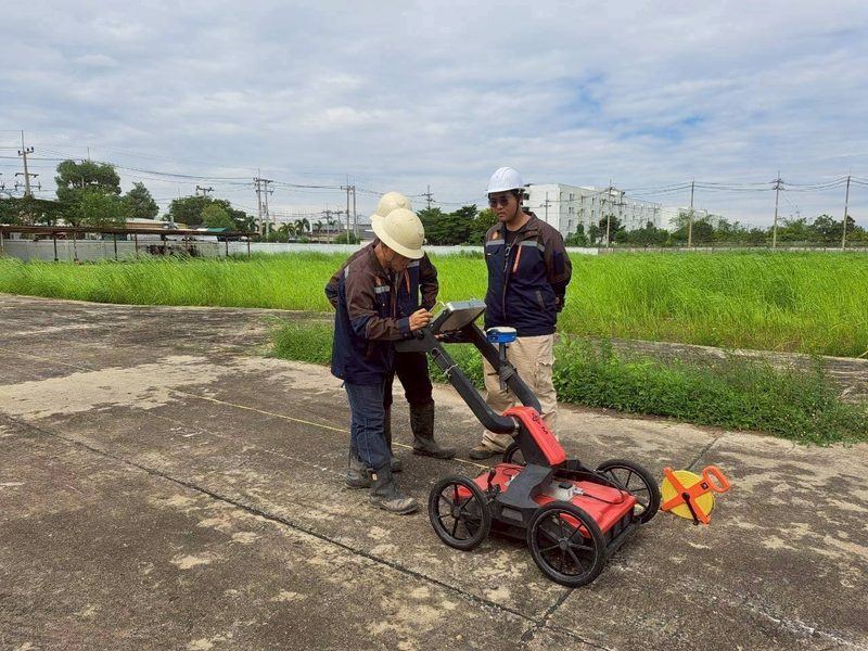 วิศวกร SPN ลากเครื่อง GPR สแกนหาเหล็กเสริมบนพื้นคอนกรีต