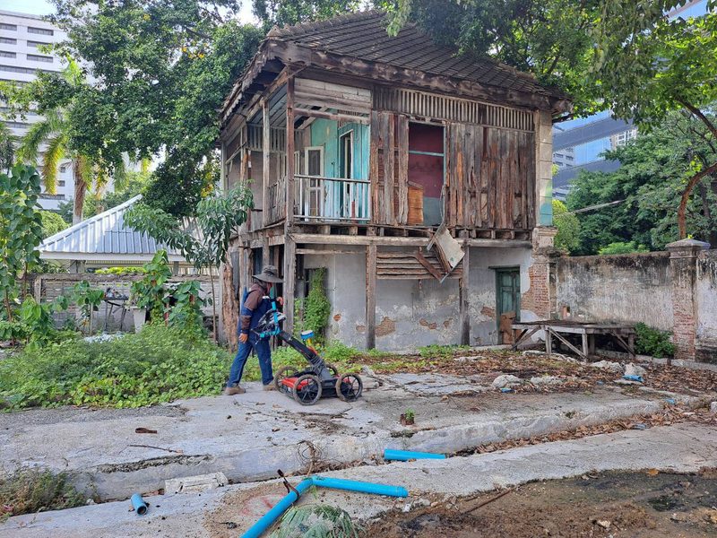 เจ้าหน้าที่ SPN ลากเครื่อง GPR สำรวจวัตถุฝังใต้ผิวดินบริเวณอาคารไม้เก่า