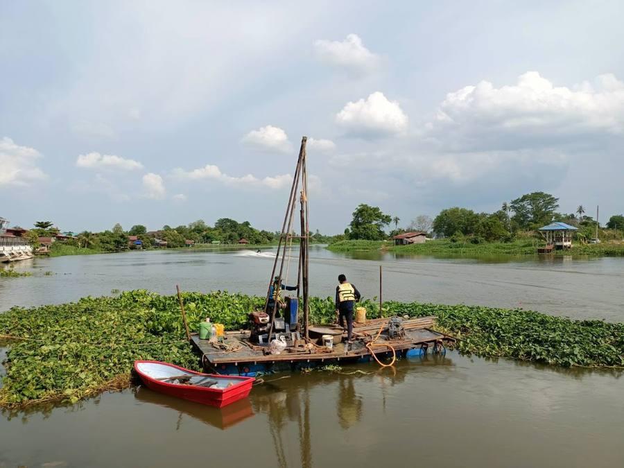 การเจาะสำรวจดินกลางแม่น้ำนครชัยศรีบนแพลอย (Floating Raft) ด้วยขาตั้งสามเส้า หลุม BH-4 โดยทีม SPN Soil Engineering