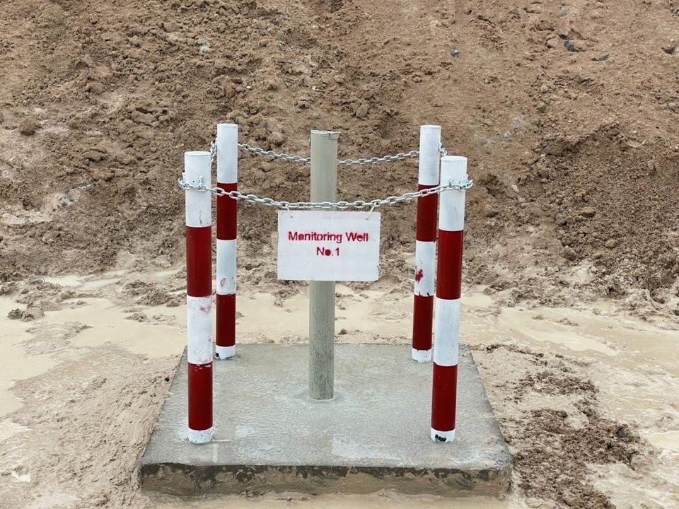 Observation Well ที่ติดตั้งเสร็จ มีแท่นคอนกรีต เสาป้องกัน และป้ายหมายเลขบ่อ Monitoring Well No.1