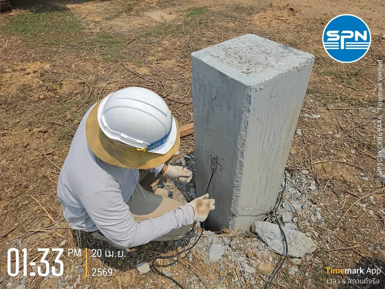 วิศวกรสนาม SPN เจาะติดตั้งมาตรวัดความเครียด (Strain Transducer) และสายสัญญาณที่หัวเสาเข็มตอกหน้าตัดสี่เหลี่ยม ก่อนทดสอบ PDA Test
