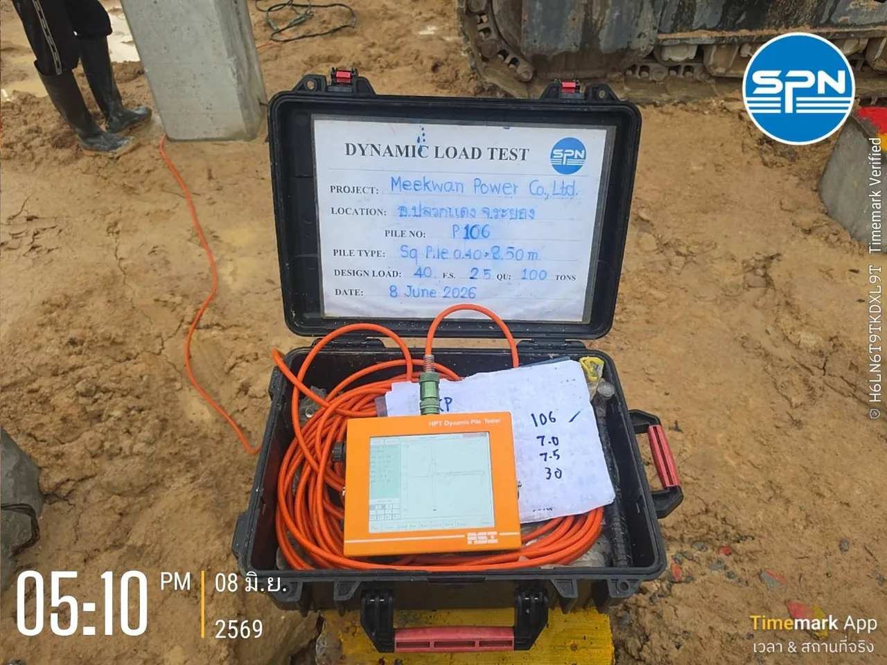 เครื่องทดสอบ Dynamic Load Test หน้างานจริง พร้อมป้ายโครงการระบุ Design Load 40 ตัน FS 2.5 พิสูจน์กำลัง 100 ตัน เสาเข็มสี่เหลี่ยม 0.40 ม. ยาว 8.50 ม.