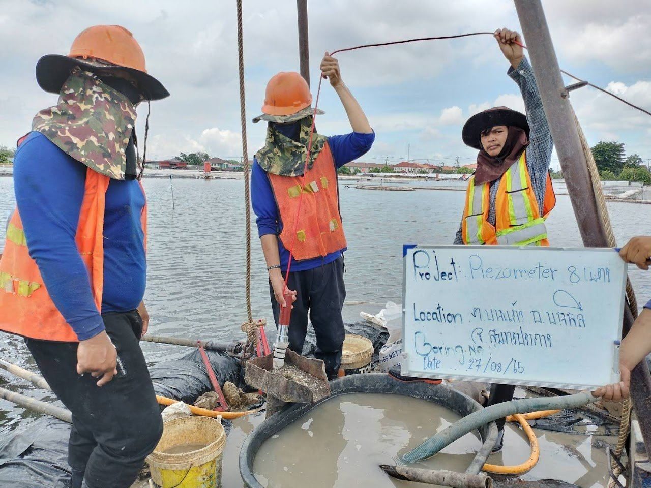 ทีมงาน SPN เจาะติดตั้ง Piezometer ที่หน้างานริมบ่อน้ำ พร้อมป้ายโครงการระบุงานติดตั้ง Piezometer