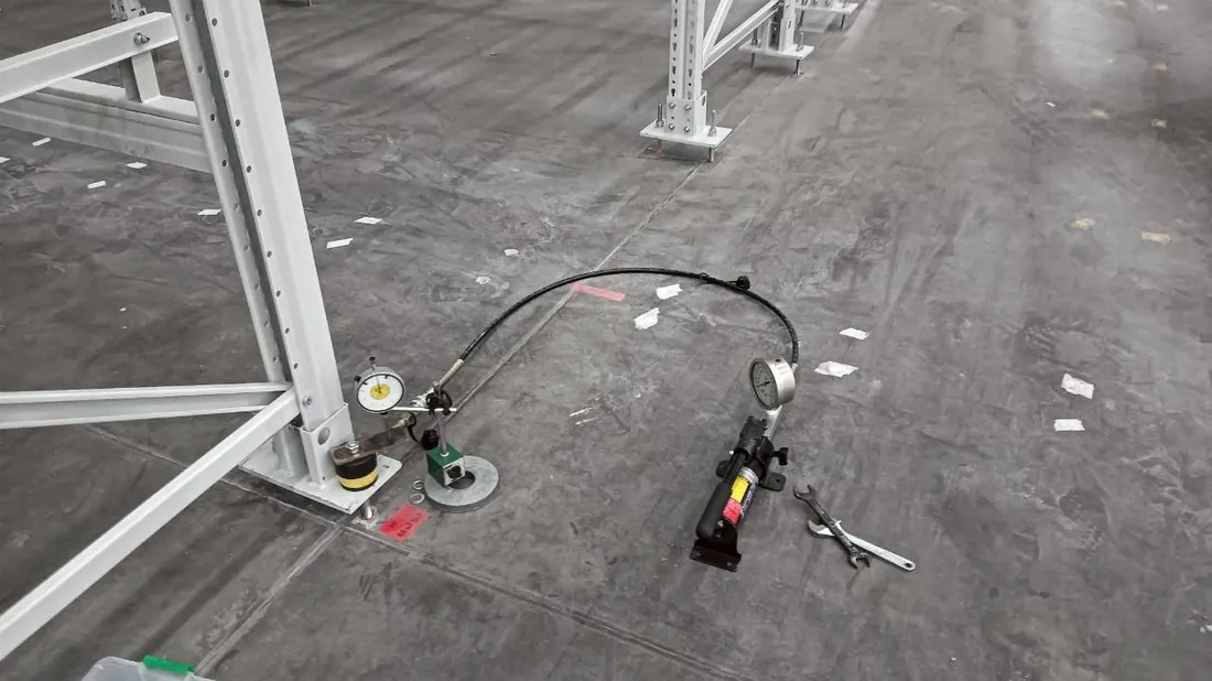 การจัดวางชุดทดสอบแรงดึงถอนที่ฐานเสา Racking ในคลังสินค้า