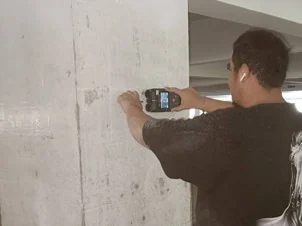 วิศวกร SPN ใช้ Cover Meter (Rebar Scanner) สแกนหาแนวเหล็กเสริมและวัดระยะหุ้มบนเสาคอนกรีต