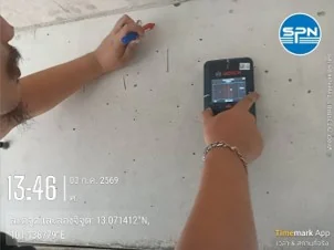 หน้าจอเครื่อง Cover Meter แสดงตำแหน่งเหล็กเสริมขณะทำเครื่องหมายบนผิวคอนกรีต