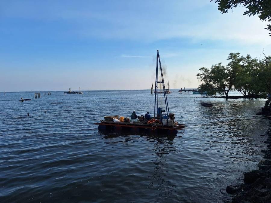 การเจาะสำรวจดินบริเวณชายฝั่งทะเลสมุทรสาครบนแพลอย (Floating Raft) ด้วยขาตั้งสามเส้า โดยทีม SPN Soil Engineering