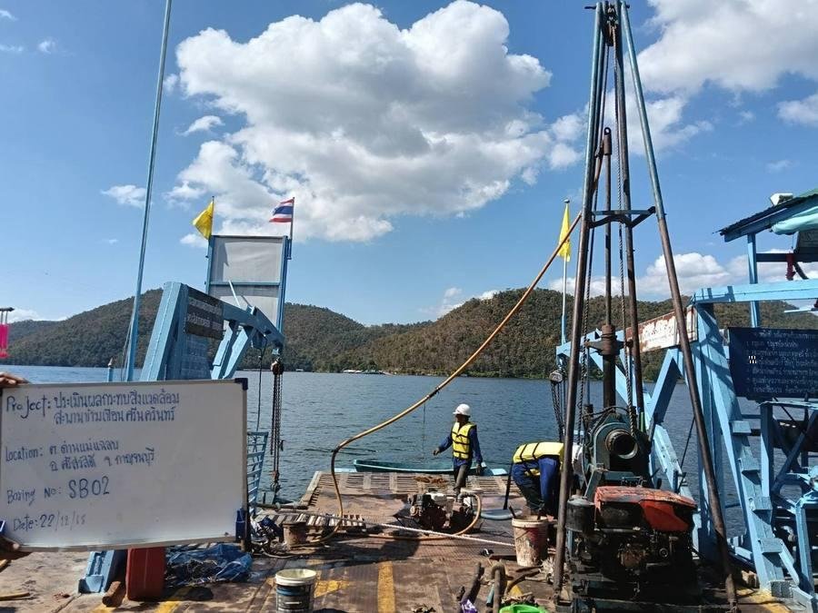 การเจาะสำรวจดินหลุม SB-02 กลางเขื่อนศรีนครินทร์บนโป๊ะเหล็กขนาดใหญ่ โดยทีม SPN Soil Engineering