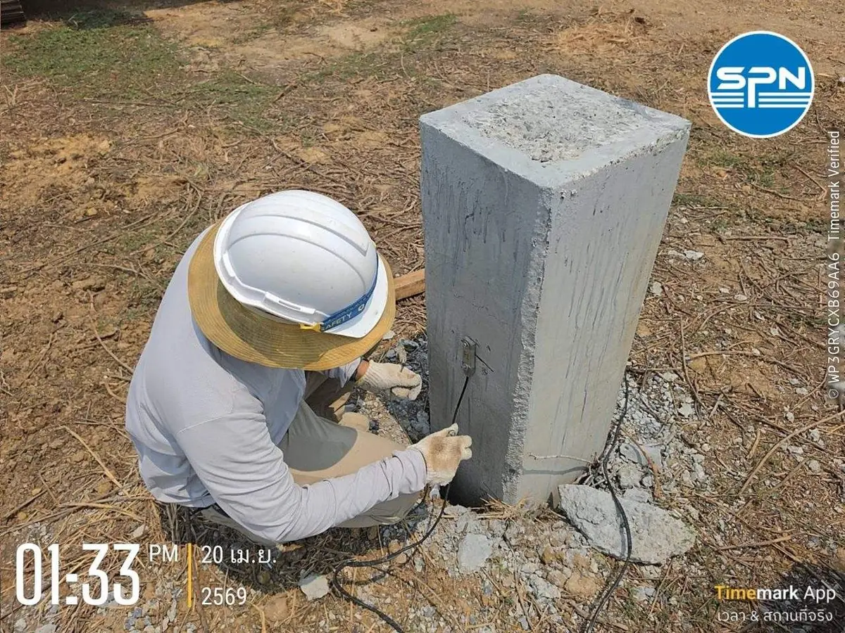 ช่างเทคนิค SPN ติดตั้งหัววัดความเครียด (Strain Transducer) เข้ากับผิวเสาเข็มคอนกรีตที่หน้างาน