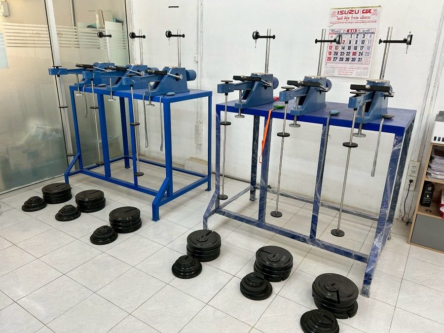 ชุดเครื่องทดสอบการยุบอัดตัวคายน้ำ (Consolidation / Oedometer) พร้อมชุดตุ้มน้ำหนักในห้องปฏิบัติการทดสอบดินของ SPN