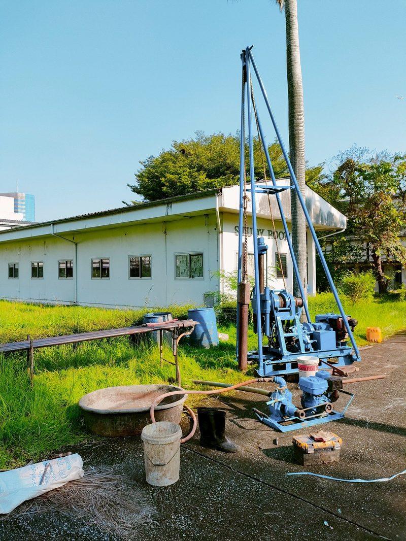 เครื่องเจาะสำรวจดินแบบ Rotary Wash Boring ของ SPN ตั้งขาสามเสาพร้อมรอกและกว้านสำหรับยกตุ้มตอก SPT ในงานเจาะสำรวจดินภายในพื้นที่โครงการ มีก้านเจาะ กระบอกตัวอย่าง ถังตกตะกอนน้ำโคลนและปั๊มน้ำวางประกอบอยู่หน้างาน