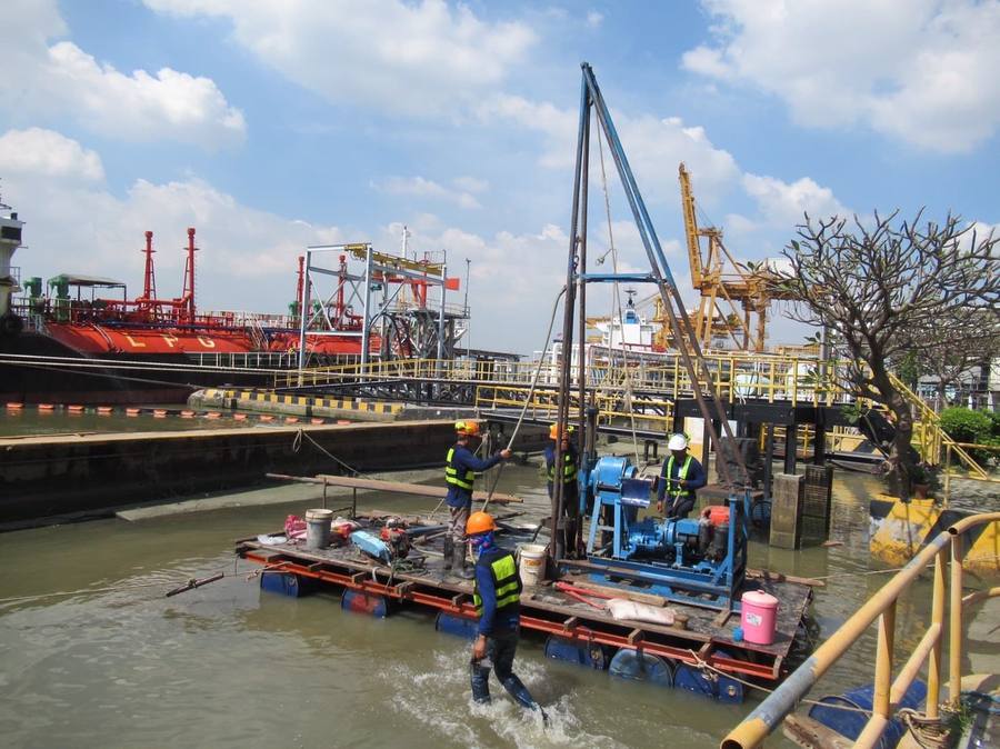 เจาะสำรวจดินบนแพลอยท่าเรือน้ำมัน LPG Soil boring floating raft LPG terminal port
