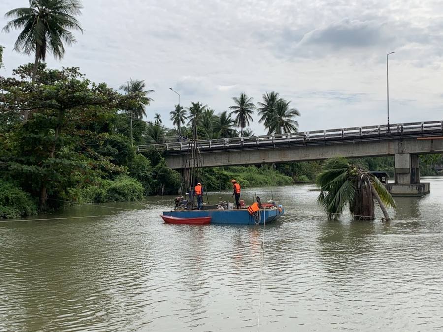 เจาะสำรวจดินในแม่น้ำใต้สะพาน จ.พระนครศรีอยุธยา River soil boring under bridge Ayutthaya