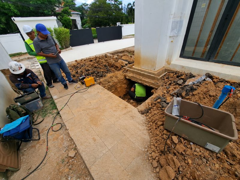Parallel Seismic Test — ขุดเปิดข้างฐานรากและเตรียมท่อ Access Tube