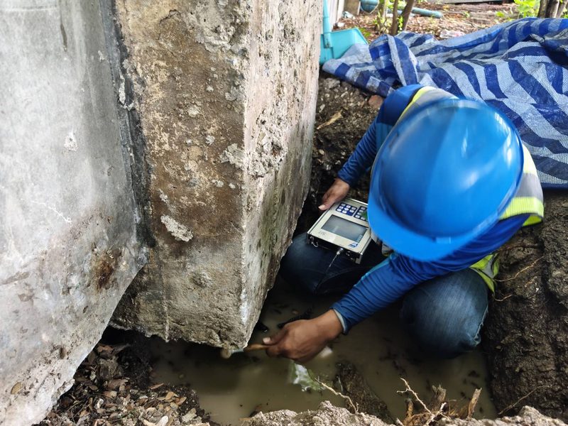 Side Echo Test — เคาะผิวข้างฐานรากและรับสัญญาณด้วยเครื่อง Seismic Integrity Tester