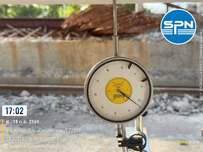 Dial Gauge วัดการแอ่นตัวของเสาเข็มระหว่างทดสอบโมเมนต์ดัด บันทึกค่าทุกขั้นน้ำหนัก