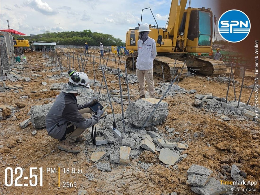 วิศวกรใช้ค้อนเคาะหัวเสาเข็มพร้อม Accelerometer ระหว่างทดสอบ Seismic Pile Integrity Test หน้างานจริง