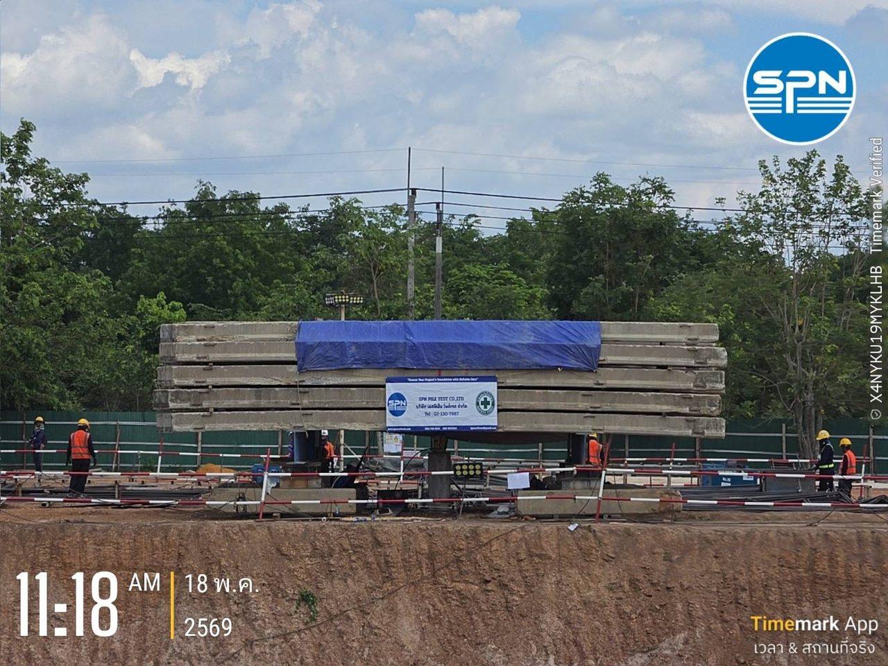 แท่นน้ำหนักถ่วง Kentledge จากบล็อกคอนกรีตติดตั้งเหนือเสาเข็มทดสอบหน้างานของ SPN Soil Engineering พร้อมทีมวิศวกร