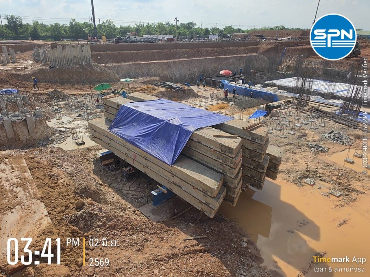 ระบบถ่วงน้ำหนัก Kentledge และแม่แรงไฮดรอลิกกดน้ำหนักลงบนหัวเสาเข็มระหว่างทดสอบ Static Load Test หน้างานจริง