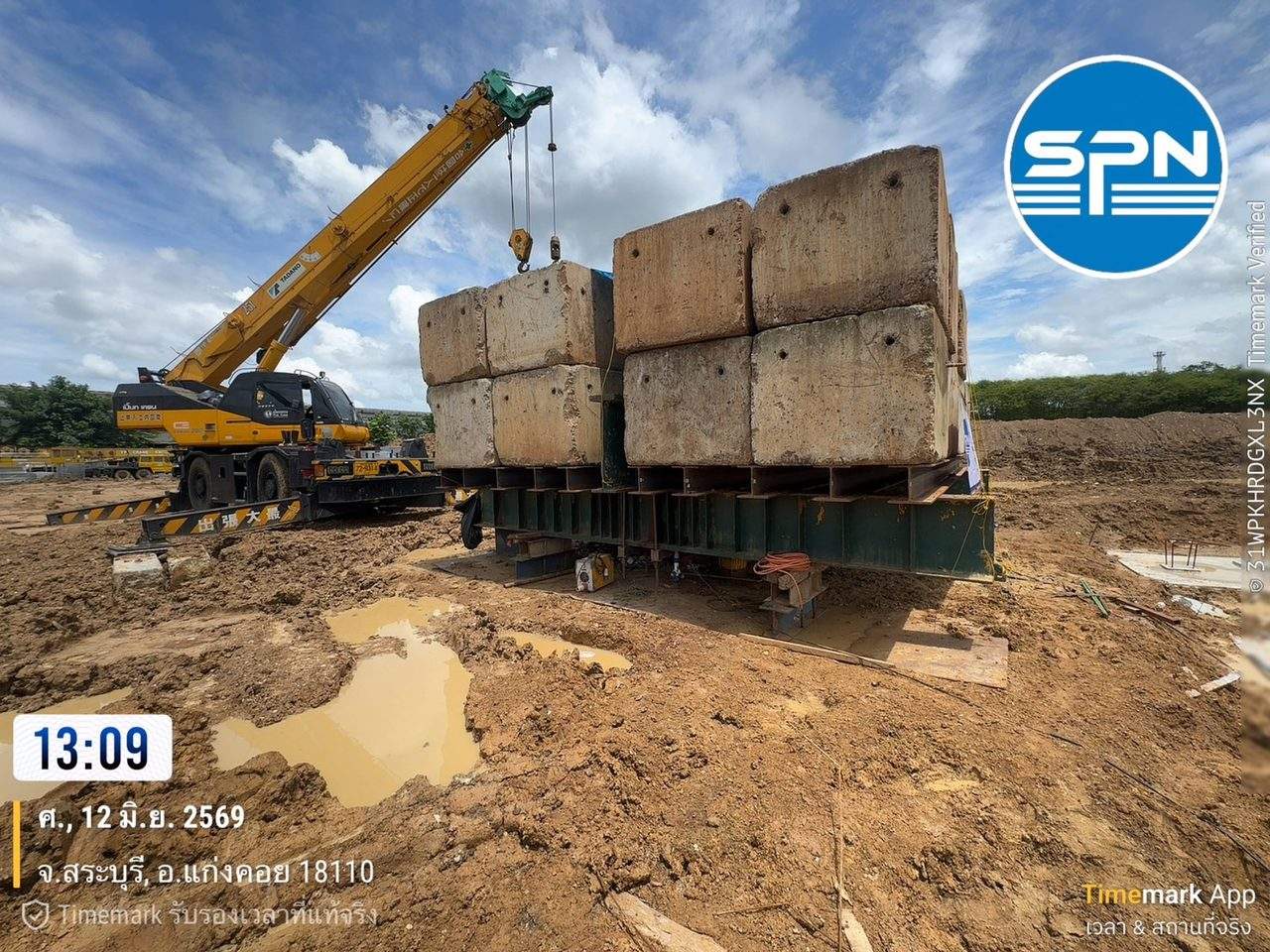 เครนกำลังยกบล็อกคอนกรีตขึ้นเรียงเป็นแท่นน้ำหนักถ่วง Kentledge สำหรับ Static Pile Load Test หน้างานจังหวัดสระบุรี