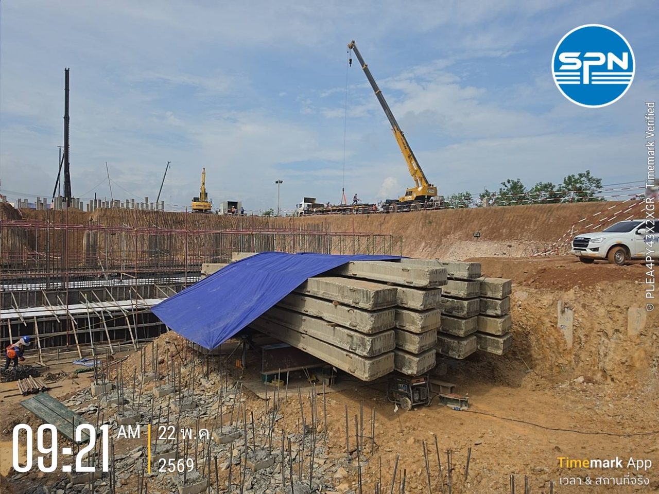 เครนยกคาน Supporting Beam ติดตั้งแท่นน้ำหนักถ่วง Kentledge ในบ่อขุดงานฐานรากขนาดใหญ่ โดยทีม SPN
