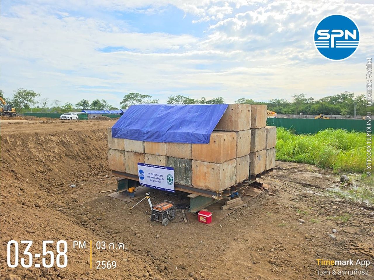 แท่นน้ำหนักถ่วง Kentledge บล็อกคอนกรีตคลุมผ้าใบ เหนือเสาเข็มทดสอบ Static Load Test SPN