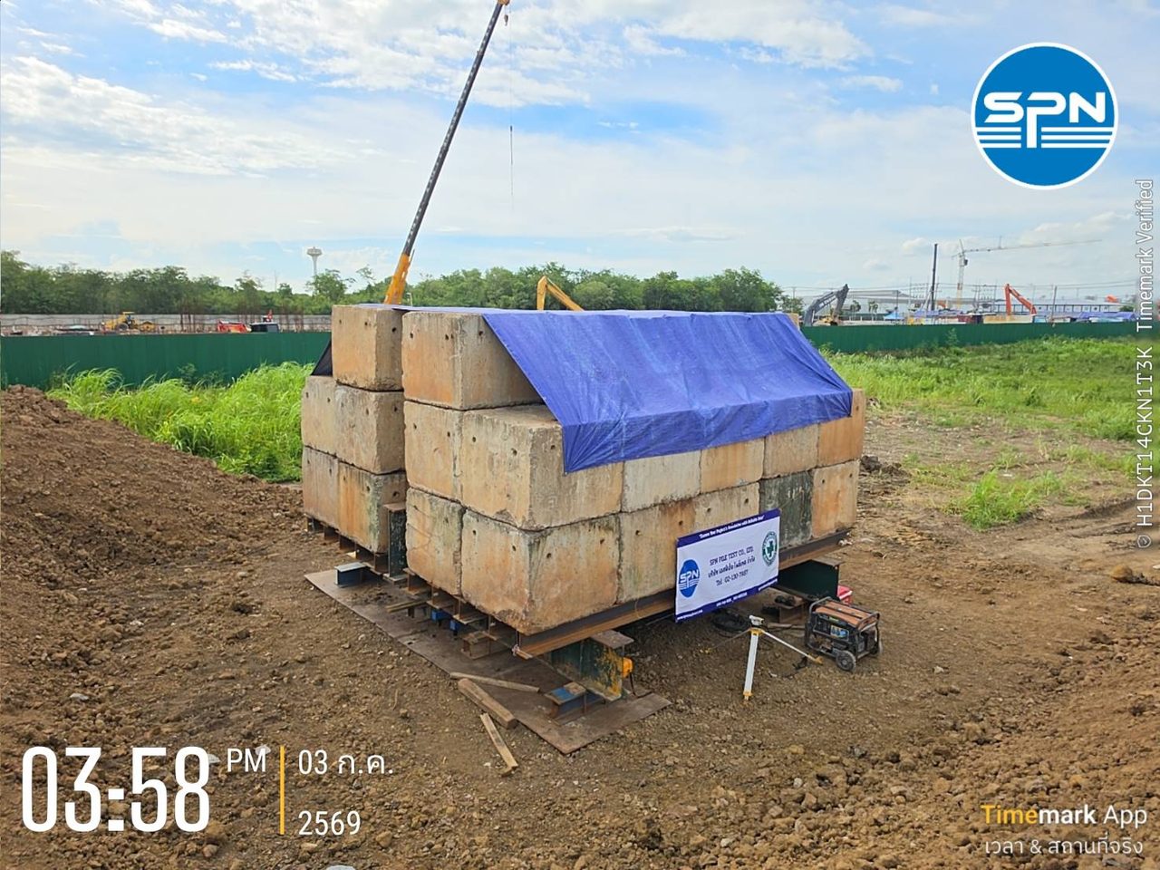 เครนเรียงบล็อกคอนกรีตเป็นแท่นน้ำหนักถ่วง Kentledge สำหรับ Static Load Test หน้างานจริง SPN