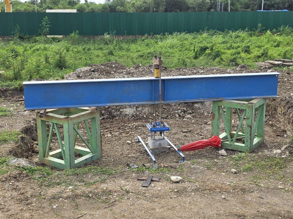 Dial Gauge วัดการเคลื่อนตัวของเสาเข็มระหว่างทดสอบ Static Tension Pile Load Test หน้างานจริง