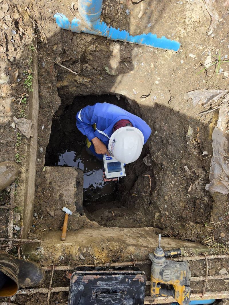 มุมมองจากด้านบน วิศวกรบันทึกสัญญาณ Side Echo Test ด้วยเครื่อง Seismic Integrity Tester (SIT) ในหลุมสำรวจข้างฐานราก