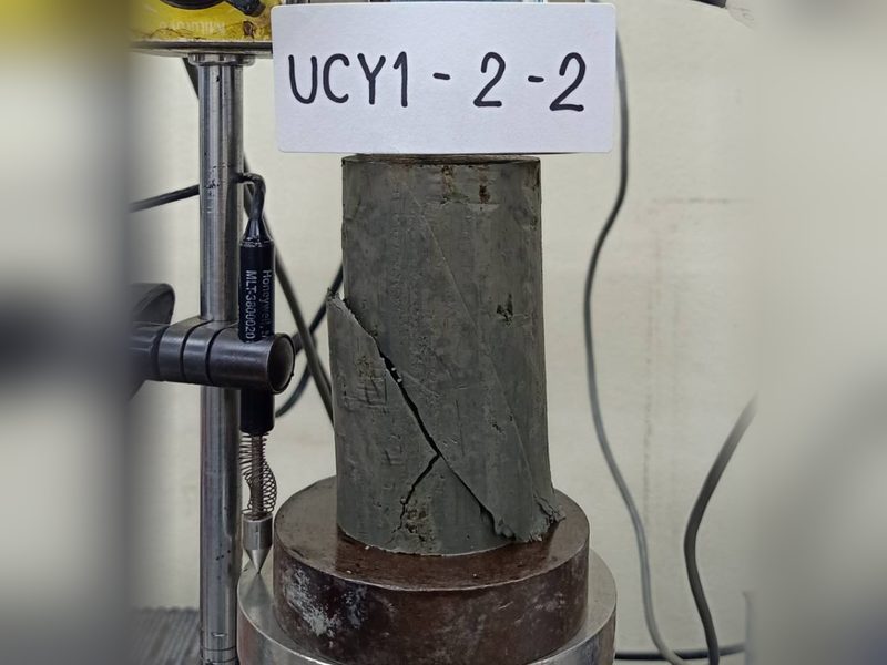 ตัวอย่างดินเหนียวหลังทดสอบแรงอัดแกนเดียว (Unconfined Compression Test, ASTM D2166) ในห้องปฏิบัติการ SPN เห็นระนาบวิบัติแนวเฉียงชัดเจน