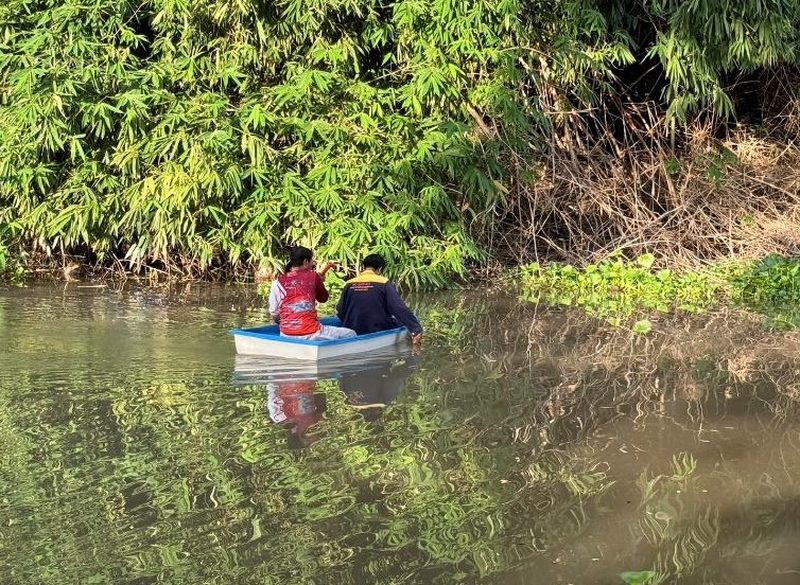 ทีมสำรวจ SPN นั่งเรือเล็กรังวัดเก็บค่าพิกัดริมลำน้ำและแนวตลิ่ง