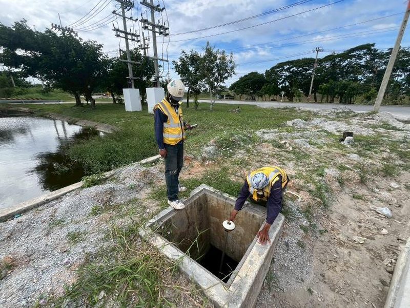 ทีมสำรวจ SPN เก็บค่าระดับบ่อพักและแนวท่อระบายน้ำในงานสำรวจภูมิประเทศ