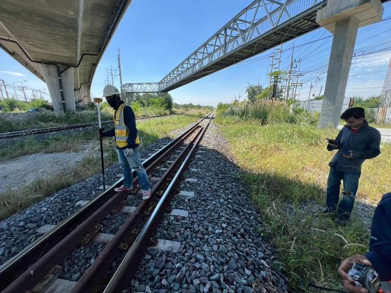 งานสำรวจแนวเขตทางตามแนวทางรถไฟและโครงสร้างทางยกระดับ ทีมสำรวจ SPN เก็บค่าพิกัด