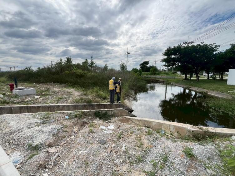 งานสำรวจรังวัดแนวถนนคอนกรีตและรางระบายน้ำในพื้นที่โครงการ