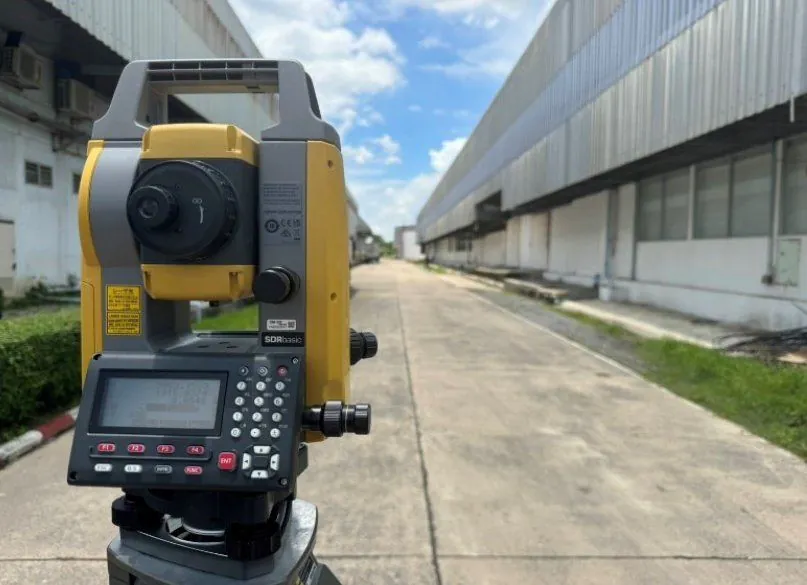 กล้อง Total Station ตั้งสำรวจในพื้นที่โรงงาน